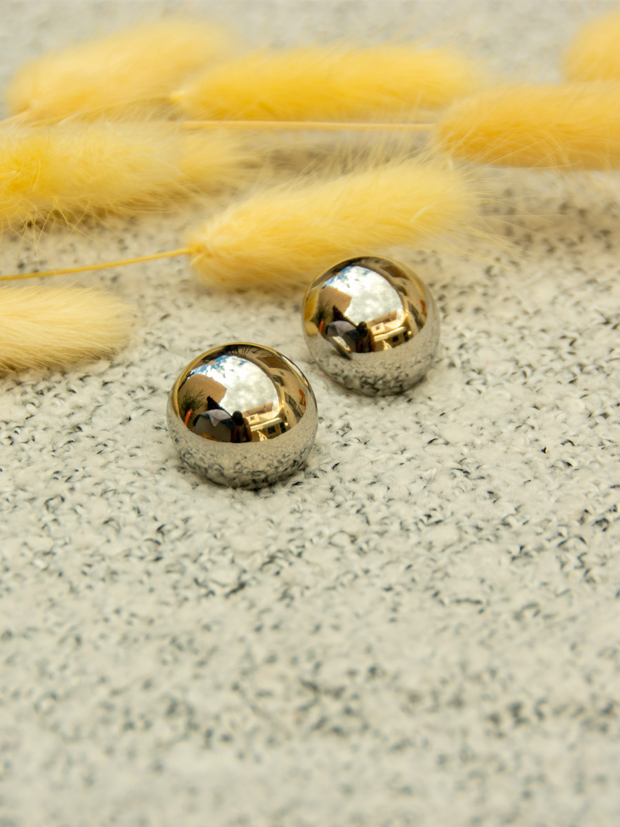 Ασημί γυαλιστερά σκουλαρίκια με στρογγυλό σχήμα