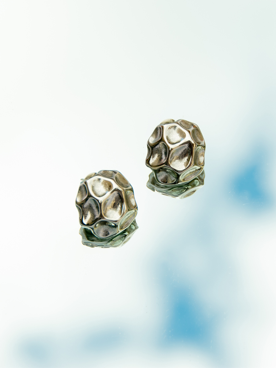 Ασημί σκουλαρίκια σε στρογγυλό σχήμα