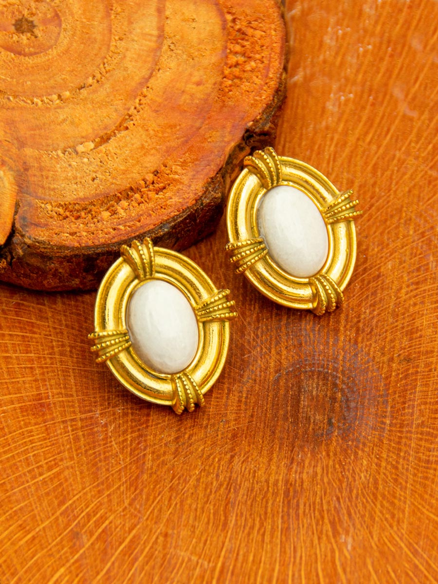 Χρυσά σκουλαρίκια σε οβάλ σχήμα με λευκή πέτρα