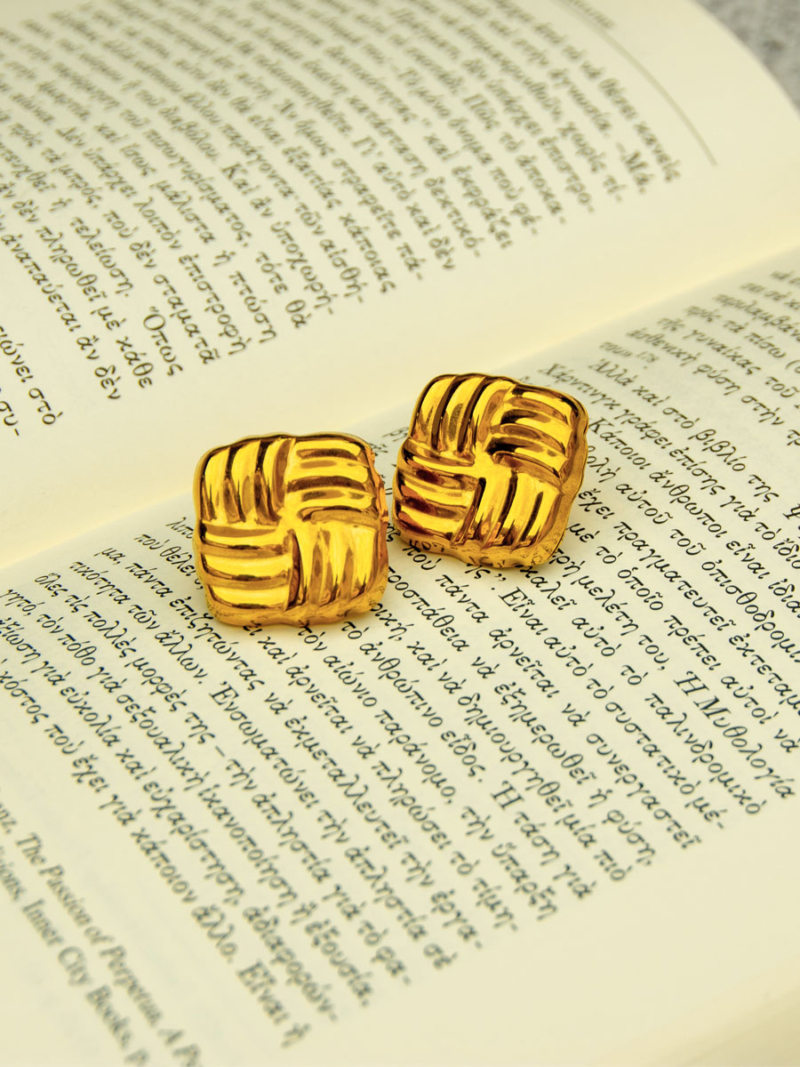 Χρυσά σκουλαρίκια σε τετράγωνο σχήμα