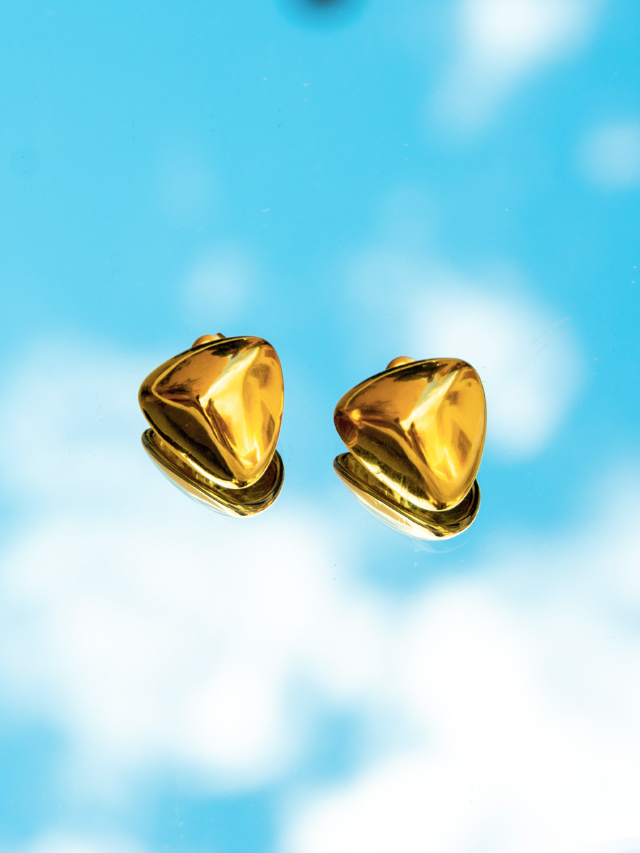 Χρυσά σκουλαρίκια σε τρίγωνο σχέδιο