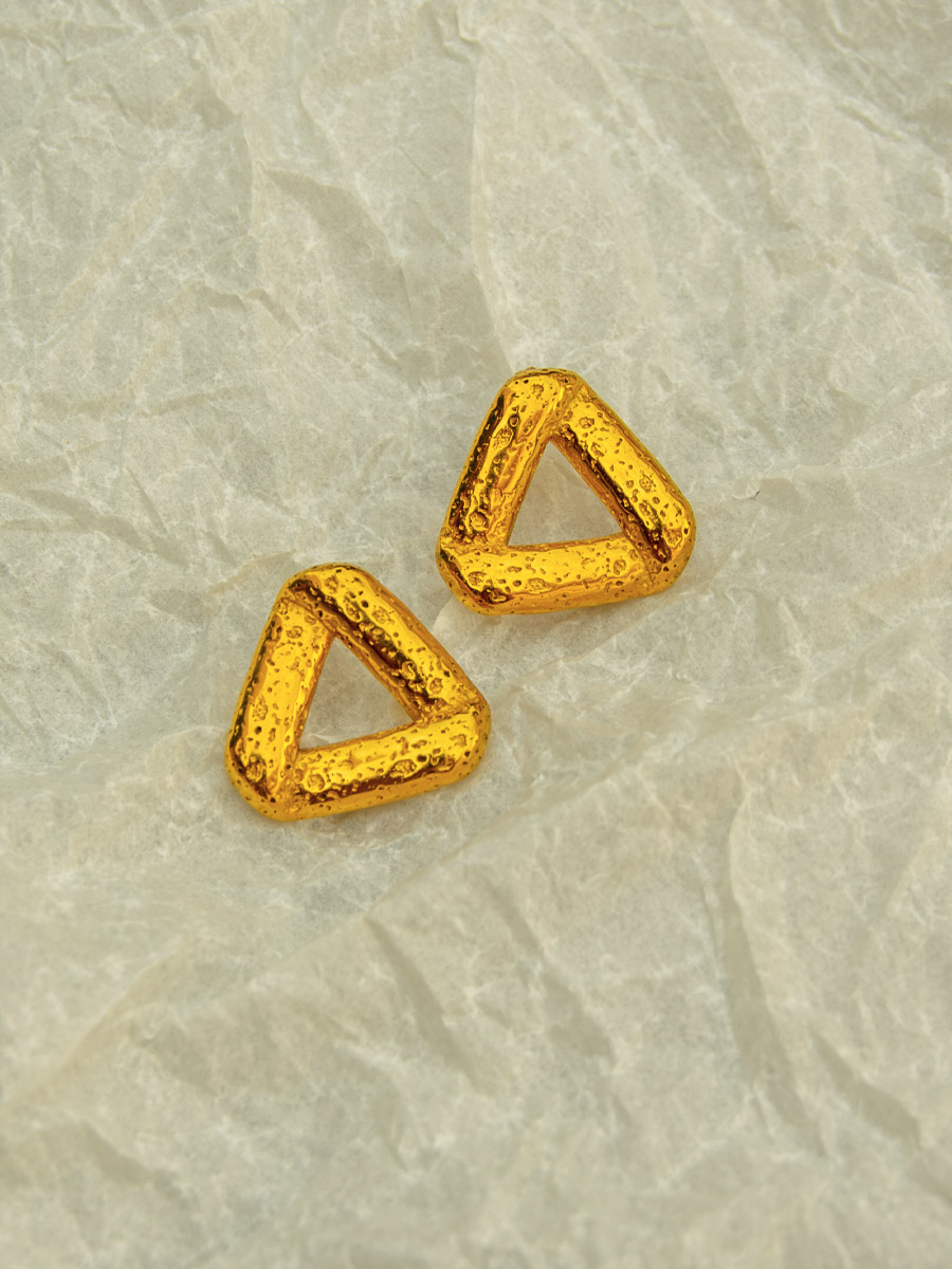 Χρυσά σκουλαρίκια σε τρίγωνο σχήμα