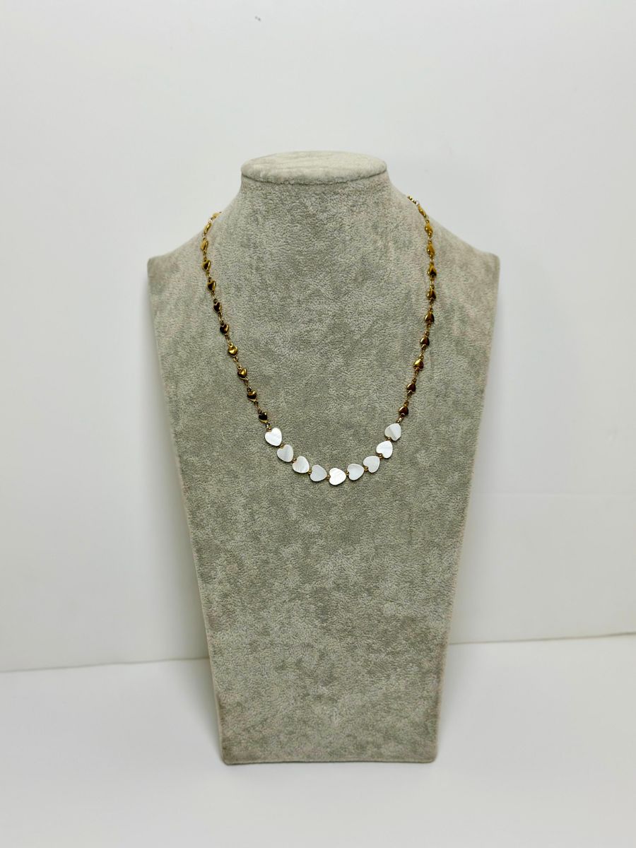 Χρυσό κολιέ με λευκές καρδούλες