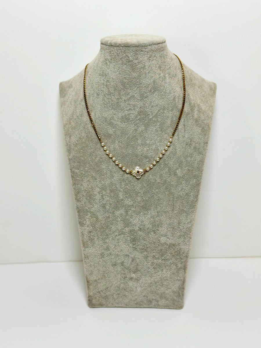 Χρυσό κολιέ με λευκές πέρλες και charm λουλούδι