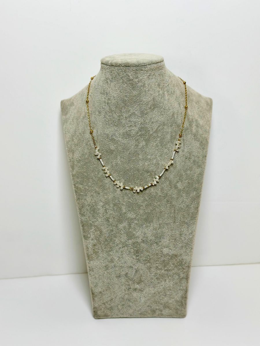 Χρυσό κολιέ με λευκές πέρλες και χάντρες