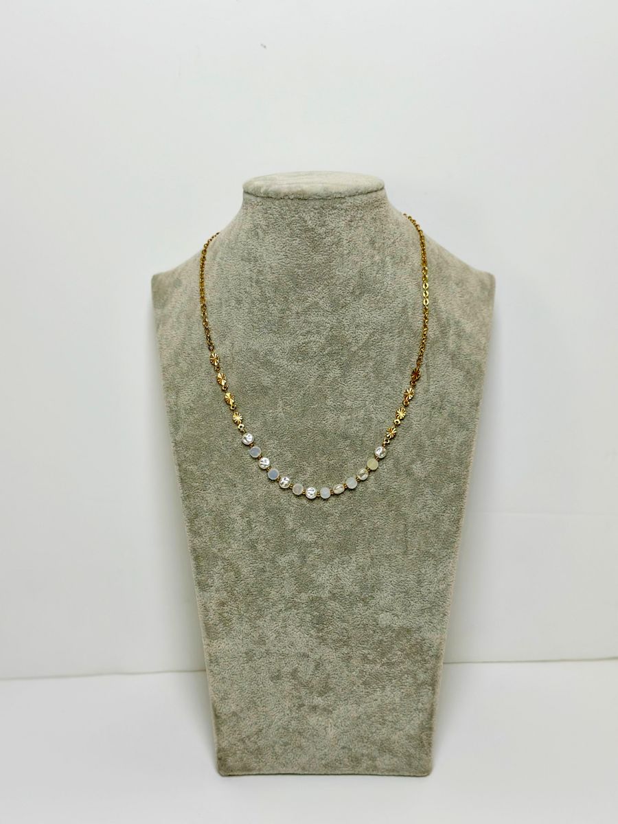 Χρυσό κολιέ με λευκές πέρλες και χρυσές λεπτομέρειες